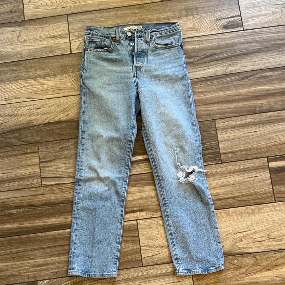 LEVIS WEDGIE STRAIGHT SIZE 24